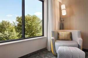 高档床上用品、迷你吧、办公桌、笔记本电脑工作区