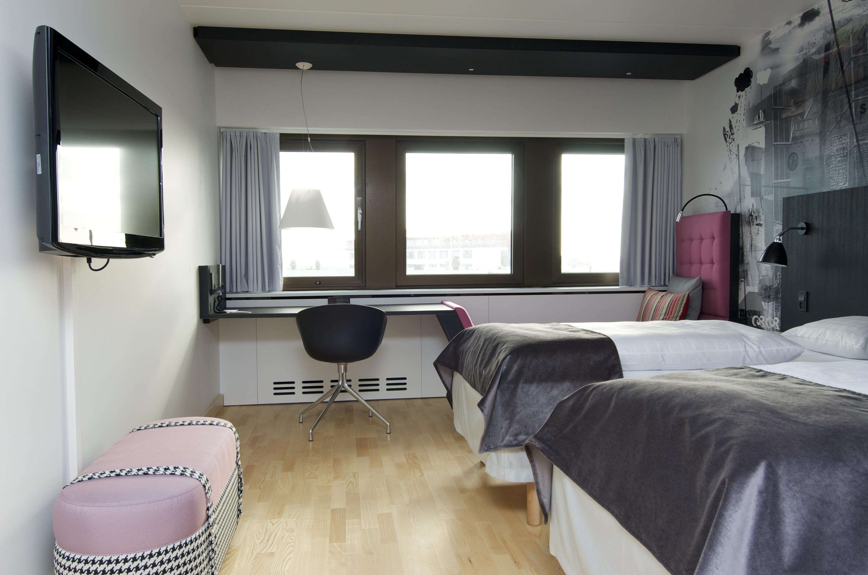 Makuuhuoneessa on kaksi sänkyä, työpöytä, tuoli ja televisio.