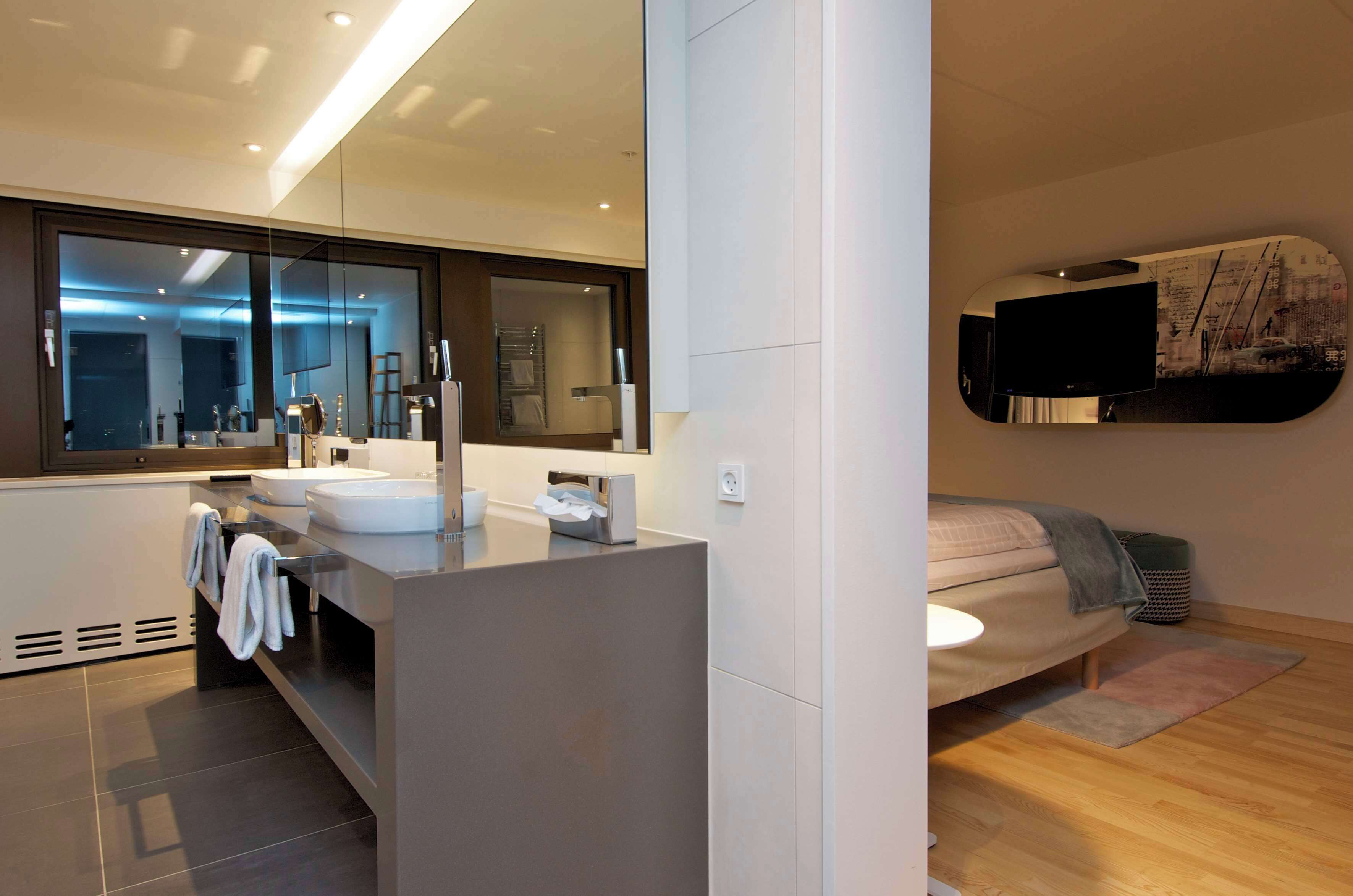 Presidential Suite | Bathroom | Shower, hair dryer, heated floors, towels