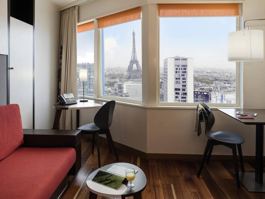 Luxe beddengoed, een kluis op de kamer, een bureau, geluiddichte muren