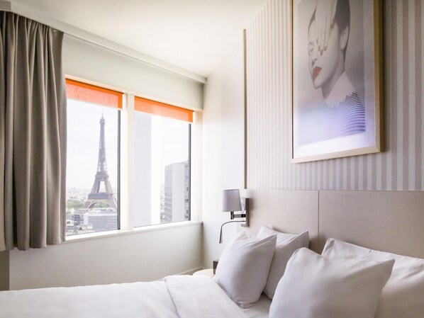 Huoneisto, 1 makuuhuone, torni (Eiffel Tower View) | Ylelliset vuodevaatteet, tallelokero huoneessa, työpöytä, äänieristys