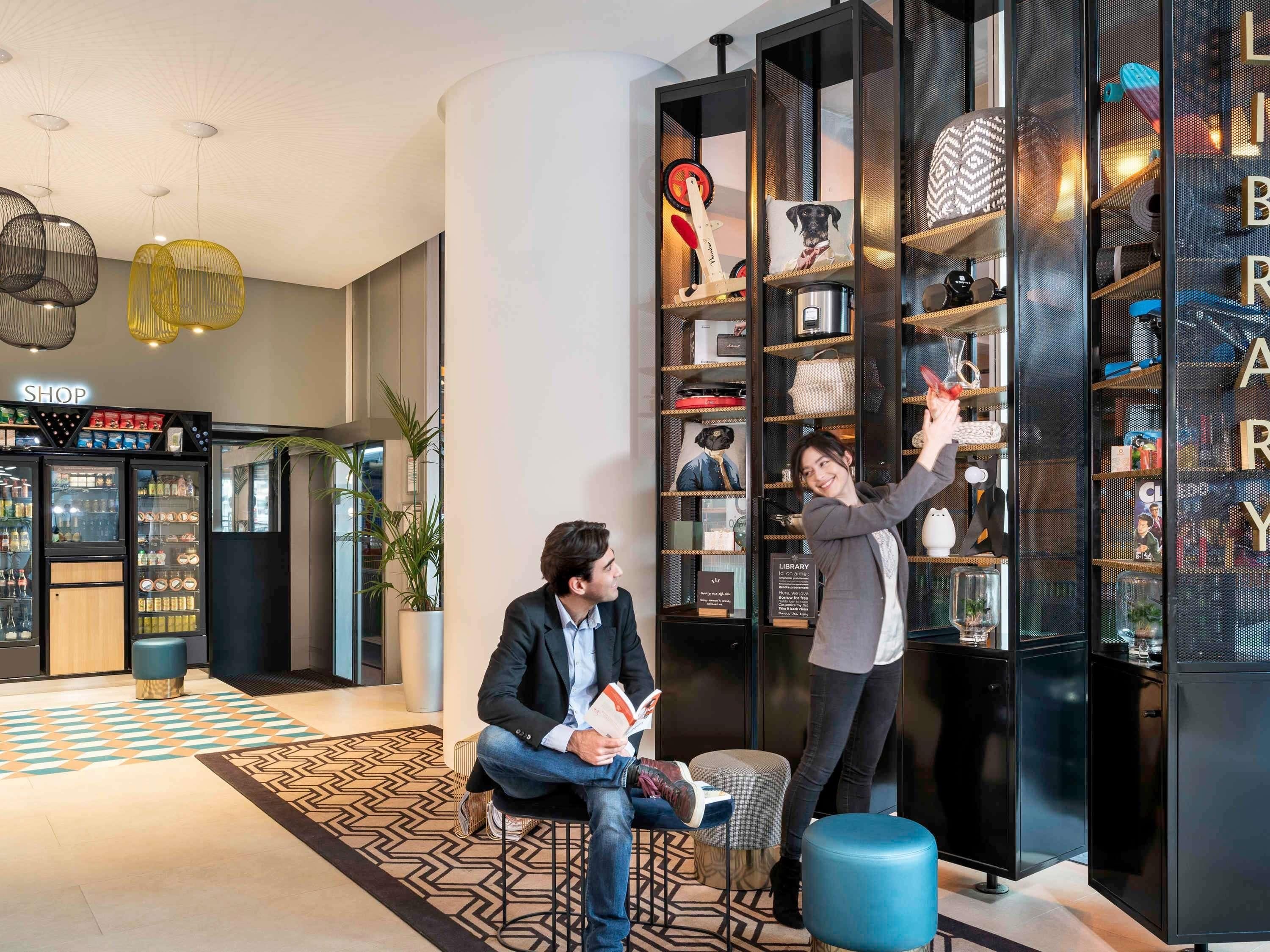 Een modern interieur met een winkel, bibliotheek en zithoek.