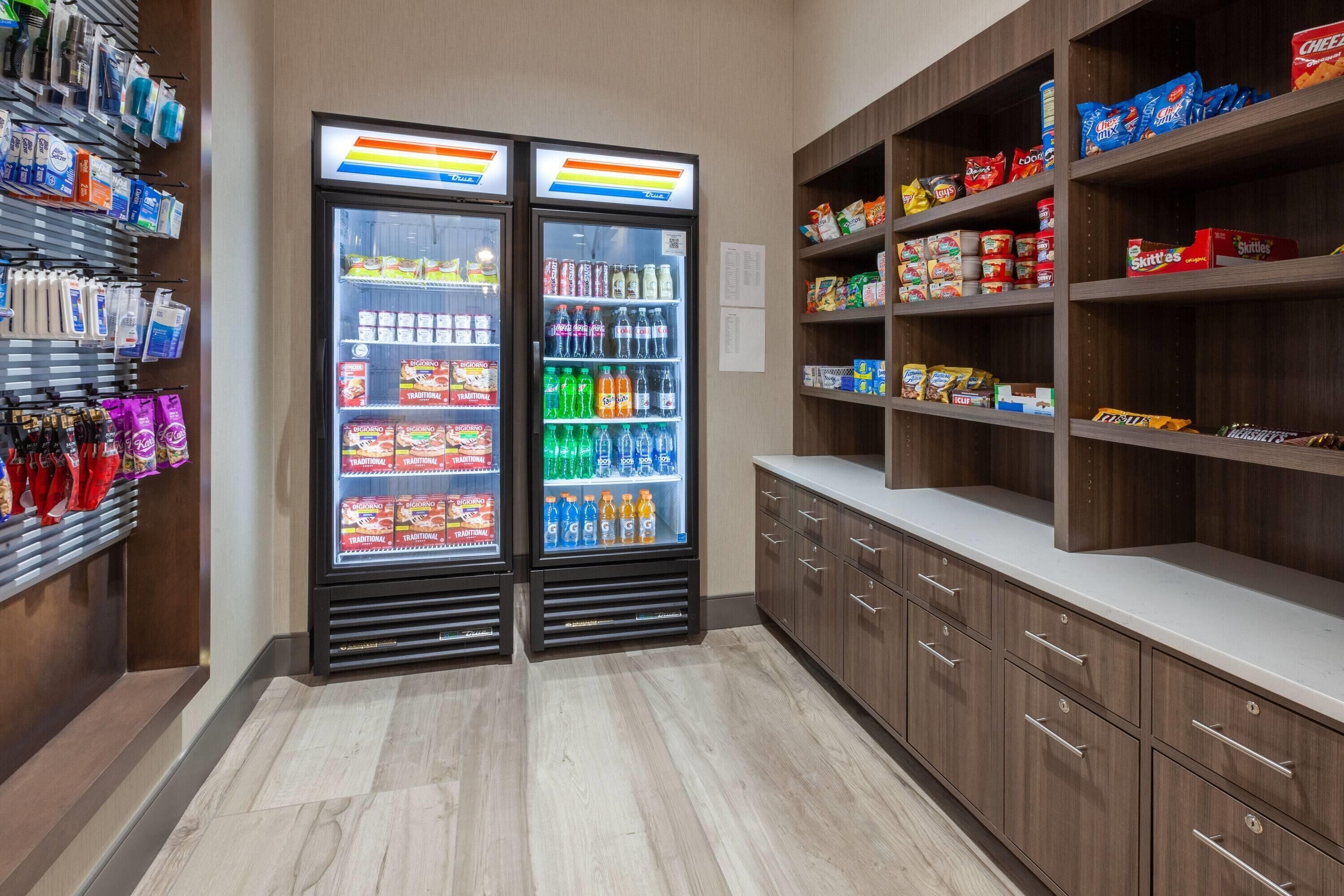 Un espace de libre-service où l'on peut se servir des boissons et des collations, avec des boissons et des en-cas réfrigérés.