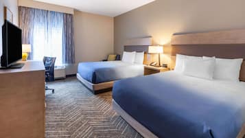 Huone, 2 keskisuurta parisänkyä, esteetön, tupakointi kielletty | Ylelliset vuodevaatteet, pillowtop-patjalliset sängyt, työpöytä