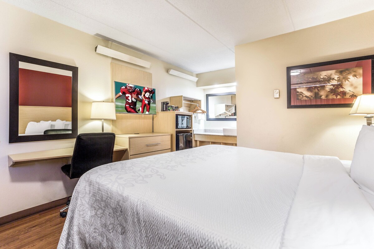 Deluxe Room, 1 King Bed (Smoke Free) | Desk, blackout curtains, iron/ironing board, free WiFi