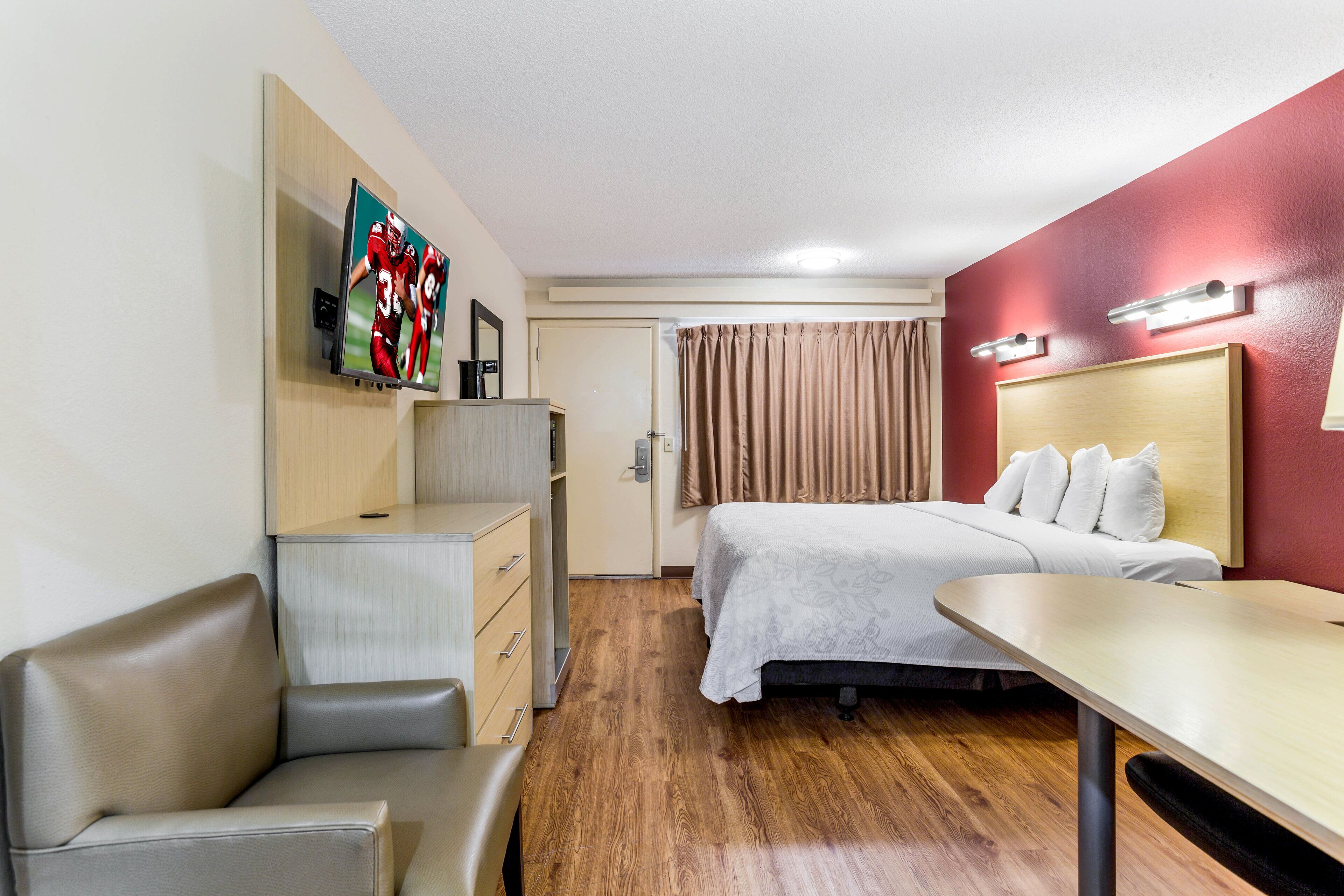 Superior kamer, 1 kingsize bed (Smoke Free) | Een bureau, verduisterende gordijnen, een strijkplank/strijkijzer