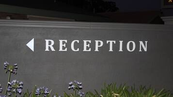 Fachada de la propiedad por la tarde o noche