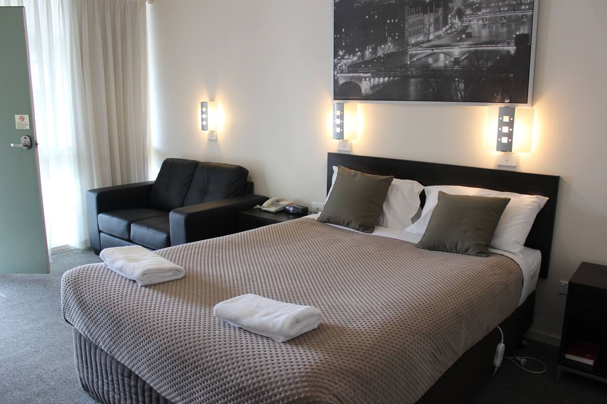 Chambre, 1 grand lit, coin cuisine | Vue de la chambre