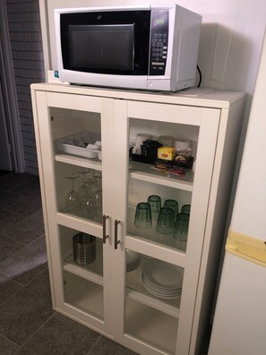 Family Suite | Microwave - Bendigo Homestead Motor Inn & Apartments (Golden Square)