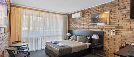 Queen Spa Suite | Desk, laptop workspace, iron/ironing board, rollaway beds