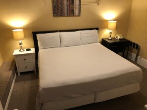 高級客房, 1 張特大雙人床 | 書桌、熨斗/熨衫板、免費 Wi-Fi、床單