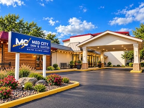 A hotel with a sign indicating it is the Mayo Clinic Area.