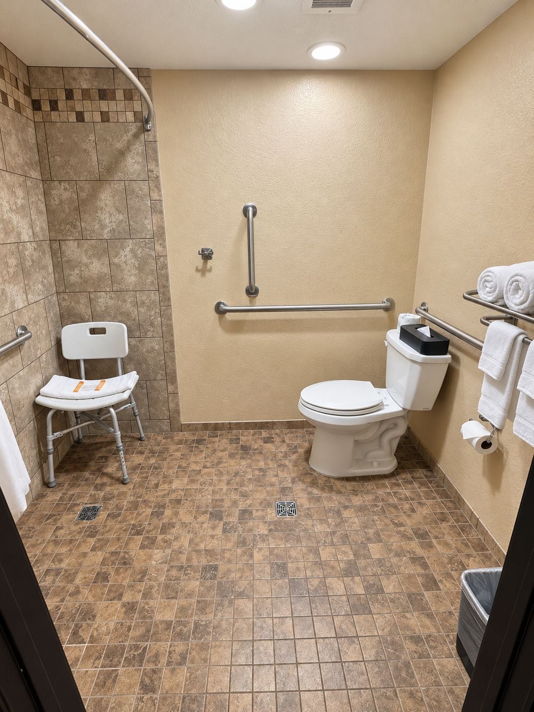 Un baño con ducha, inodoro y un taburete.