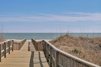 3 outdoor pools, sun loungers at Hilton Head Island Beach & Tennis Resort