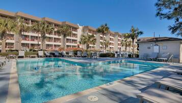 3 piscinas externas, espreguiçadeiras