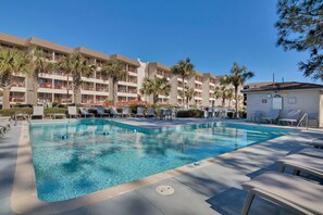 3 outdoor pools, pool loungers