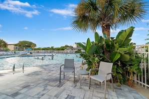 3 piscines extérieures, chaises longues