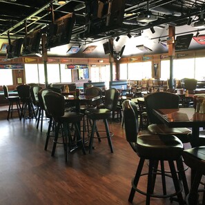 2 bars/lounges, poolside bar, beach bar - Hilton Head Island Beach & Tennis Resort (Hilton Head Island)