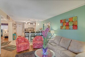 別墅, 2 間臥室, 渡假村景觀 | 起居區 | 32-吋平面電視、有線頻道、電視、 DVD 播放機