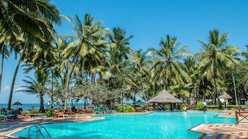Outdoor pool, sun loungers
