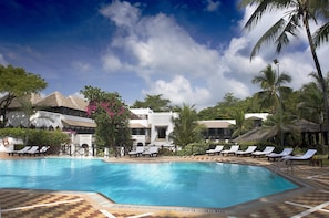 Outdoor pool, sun loungers