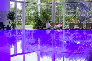 สระว่ายน้ำในร่ม, เก้าอี้อาบแดดริมสระ