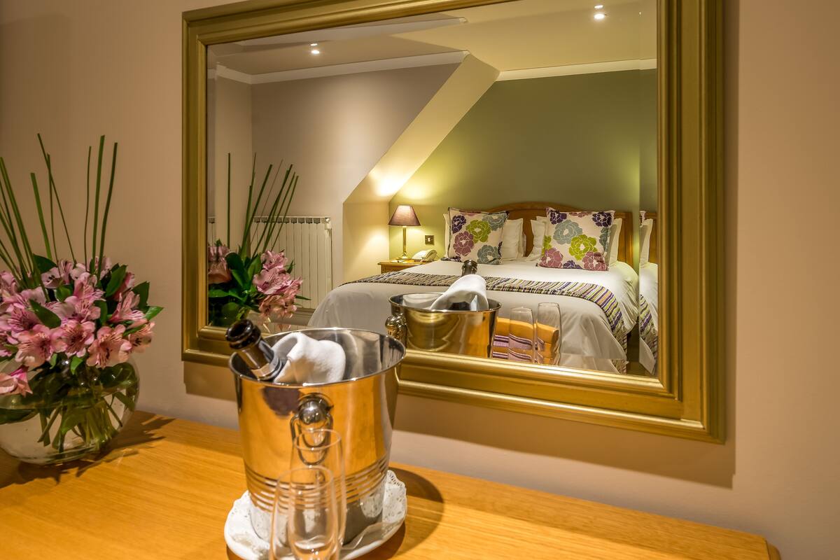 classic double room | in-room safe, individually decorated, individually furnished, desk