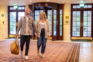 ฝ่ายต้อนรับ