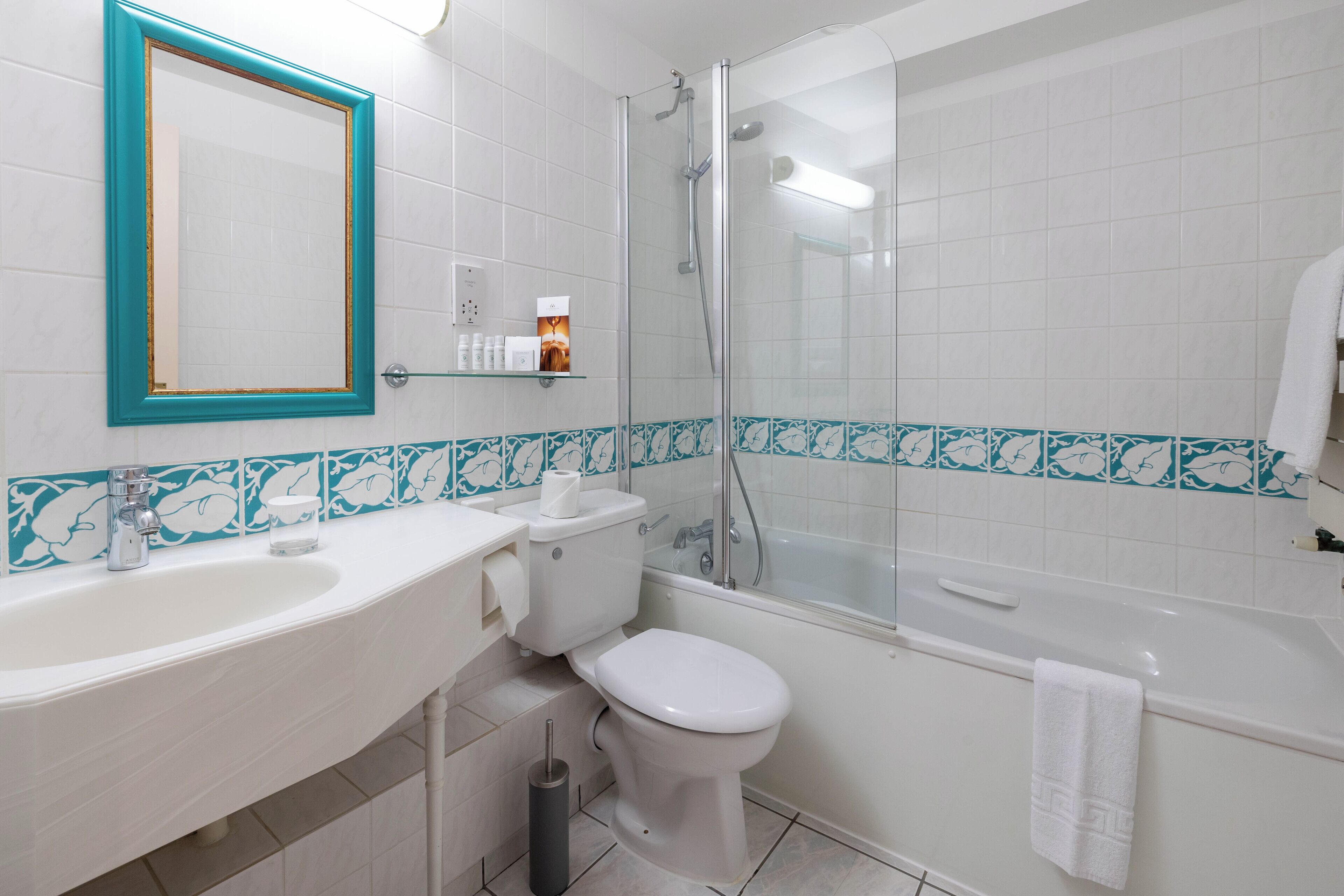 classic single room | bathroom | free toiletries, hair dryer, bathrobes, slippers
