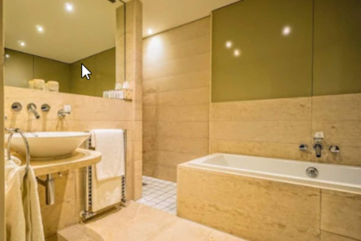 premium double or twin room, balcony | bathroom | free toiletries, hair dryer, bathrobes, slippers