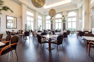 供应早餐、午餐和晚餐