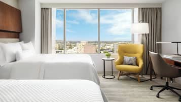 Peti besi dalam bilik, meja, ruang kerja komputer riba