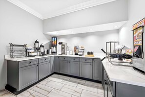 Free breakfast - SureStay by Best Western Huntsville University Area (Huntsville)