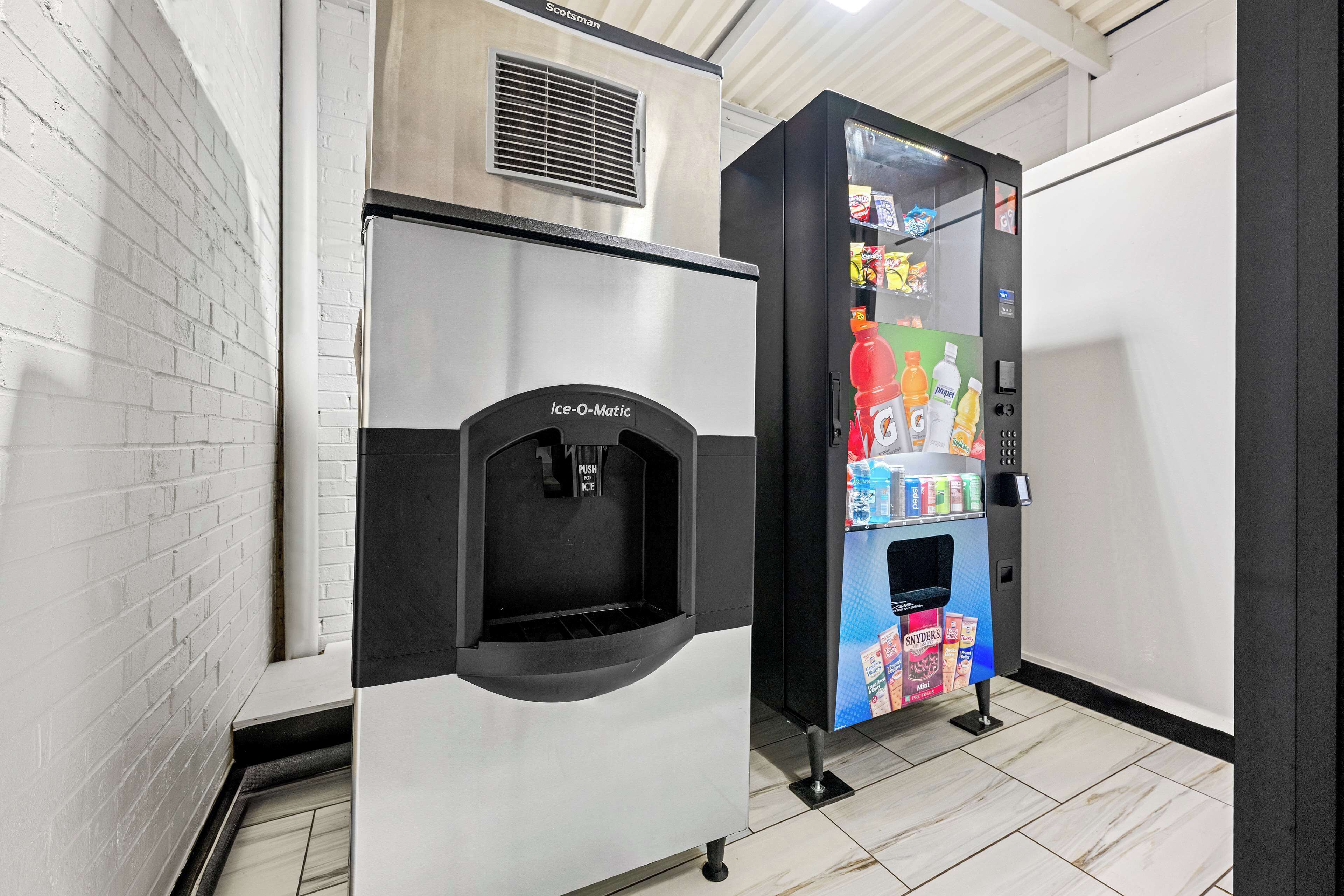Un distributeur automatique muni d’un système de distribution de boissons et d’un espace dédié à la vente de collations.