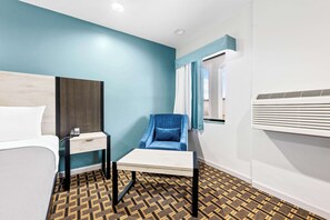 Een bureau, een strijkplank/strijkijzer, gratis wifi, beddengoed
