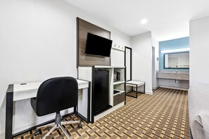 Escritorio, tabla de planchar con plancha, wifi gratis y ropa de cama 