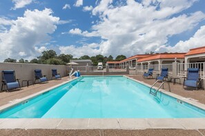 Piscine extérieure en saison, parasols, chaises longues