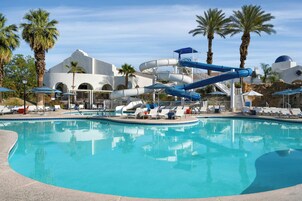 3 piscinas al aire libre, cabañas de piscina (de pago), sombrillas
