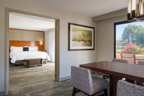 Suite Deluxe, 1 trÚs grand lit et 1 canapé-lit, vue sur le complexe | 1 chambre, literie de qualité, lit avec matelas à plateau-coussin