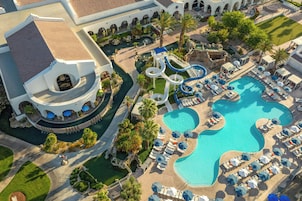 3 piscinas al aire libre, camas de piscina con cargo, sombrillas
