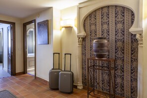 Minibar, Zimmersafe, Schreibtisch, Verdunkelungsvorhänge