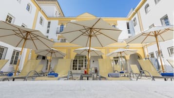 Una piscina al aire libre de temporada