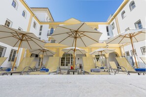 Una piscina al aire libre de temporada