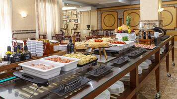 Petit déjeuner buffet (14 EUR par personne)