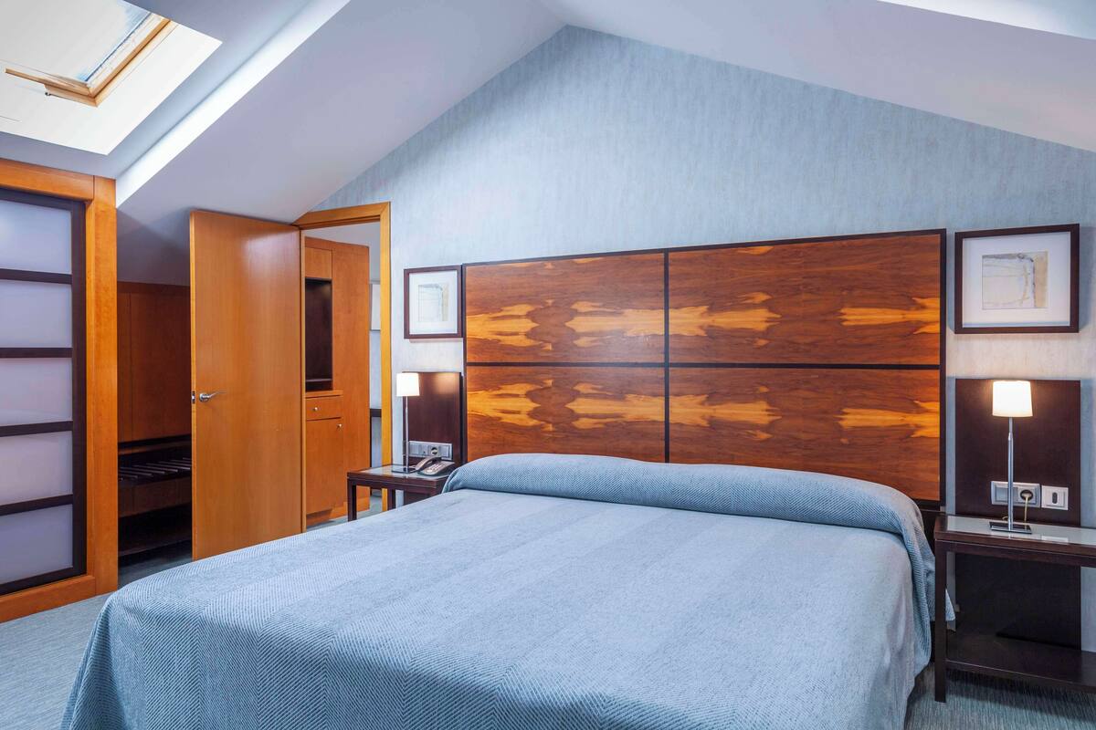 junior suite (2 adults) | 1 bedroom, minibar, in-room safe, desk