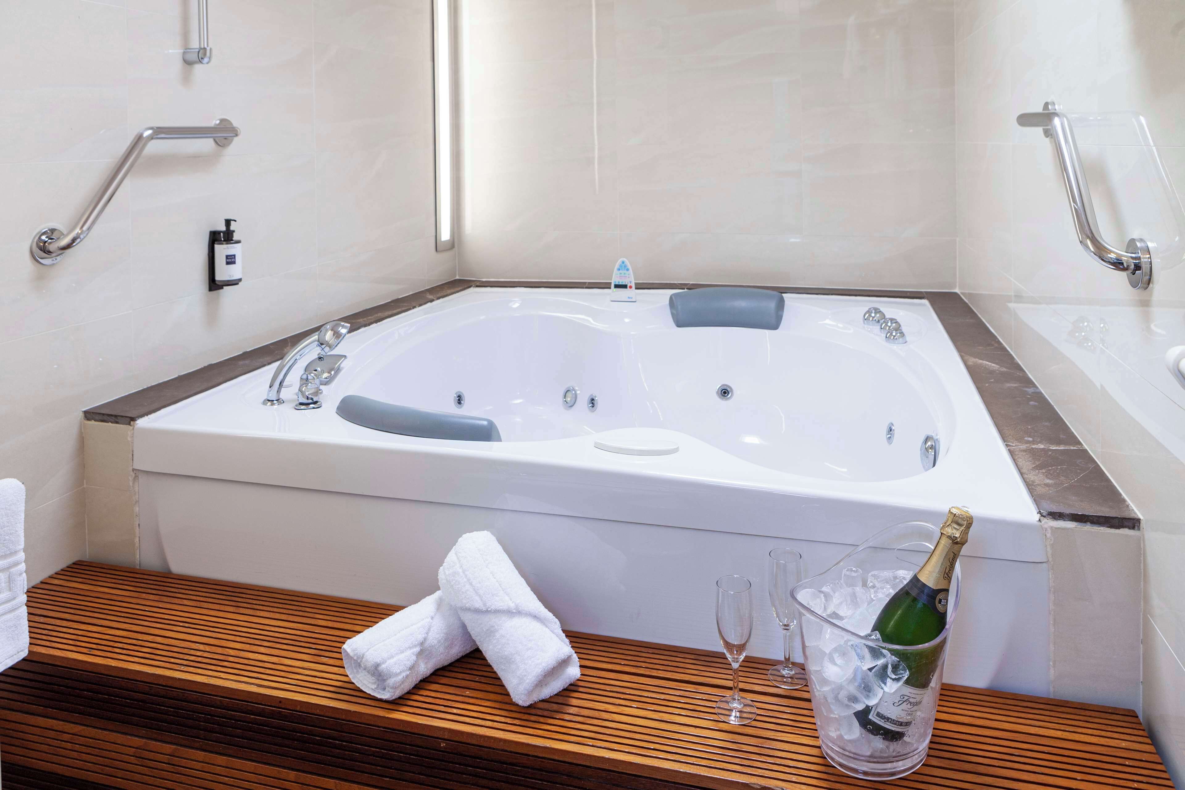Junior Suite (2 adults) | バスルーム | シャワー付き浴槽、バスアメニティ (無料)、ヘアドライヤー、ビデ