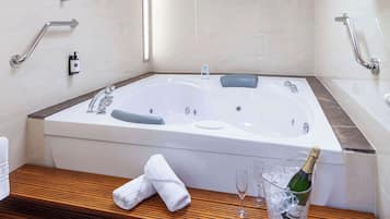 Junior Suite (2 adults) | Bathroom | Combined shower/tub, free toiletries, hair dryer, bidet