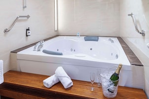 Junior Suite (2 adults) | Bad | Kombinert dusj/badekar, toalettartikler (inkludert), hårføner og bidé