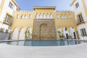 Una piscina al aire libre de temporada