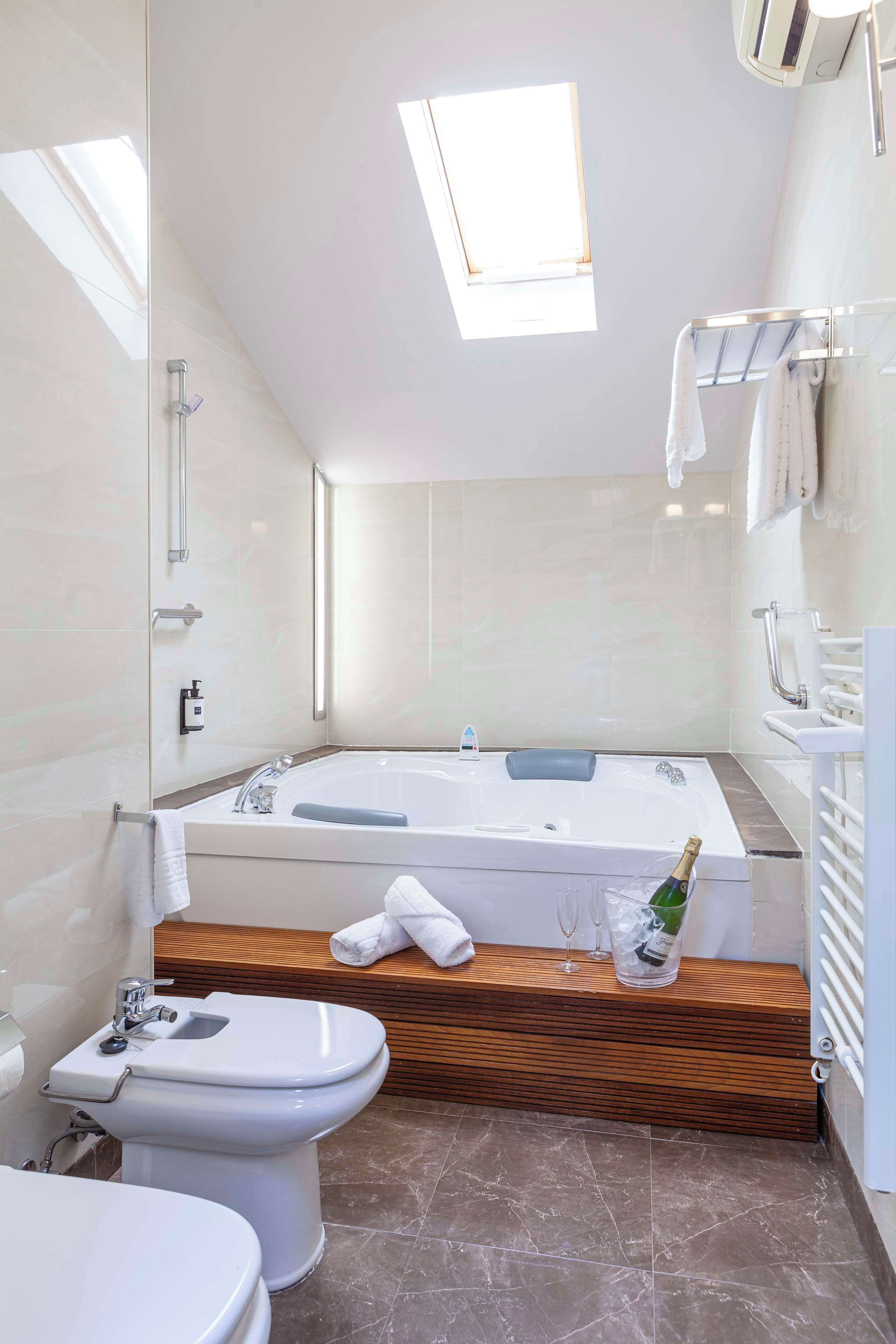 Un baño moderno con bañera, inodoro y bidé.